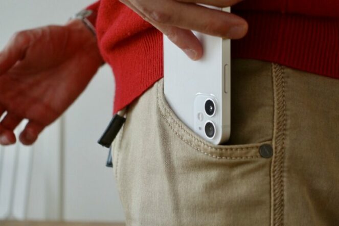 В каком кармане брюк лучше не носить мобильник: мнение врачей