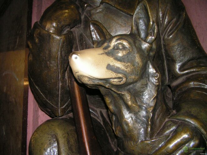 «Потереть нос бронзовой собаке»: где в России находятся самые «счастливые» памятники