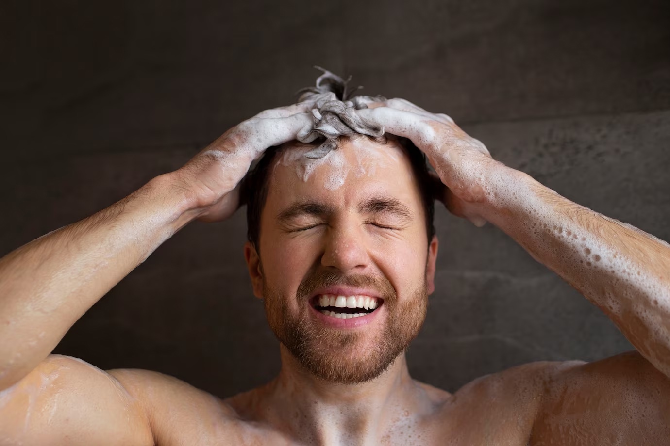 Мужчина моет волосы. Мужик моет голову. Мужик моет волосы. Мужчина моет голову. Люди моют голову стоя, наклоняю волосы в ванную.