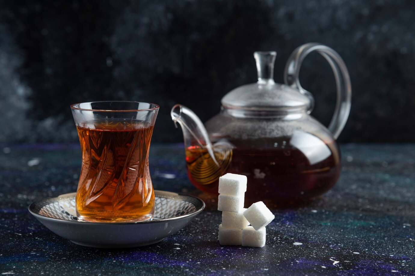 Чай с сахаром. Чай с чайником и стаканчиками. Чайник для турецкого чая. Жасминовый чай.