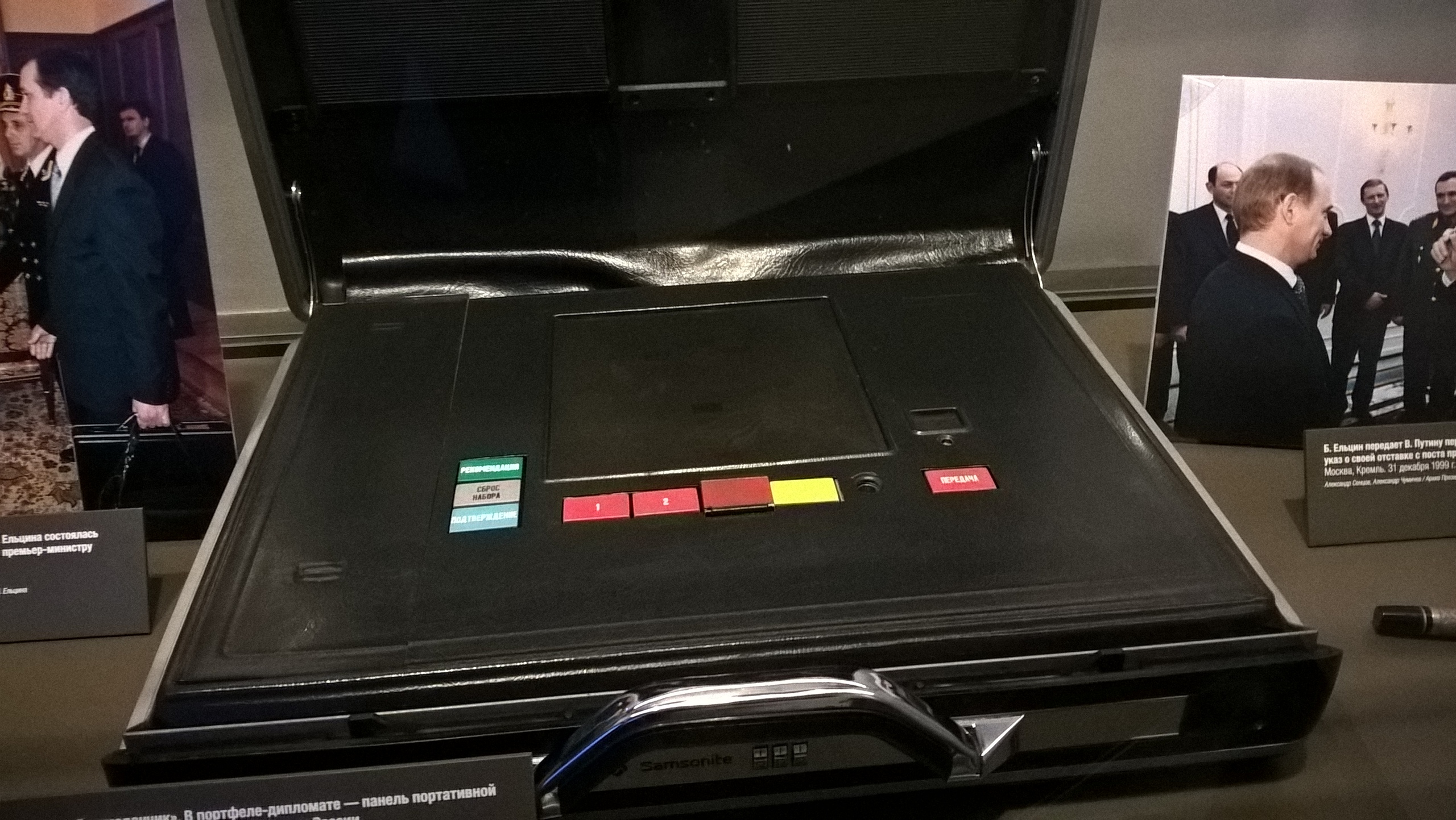 Один обиженный, другой злой: как Горбачев передавал «ядерный чемоданчик» Ельцину