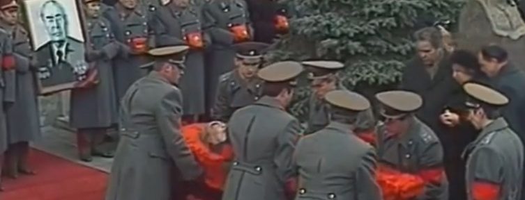 «Гроб уронили»: что вызвало смех у наблюдавших за церемонией похорон Брежнева